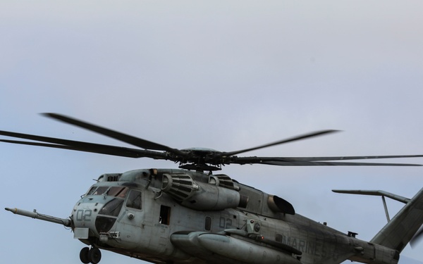 HMH-466, CLB-5 conduct external lifts