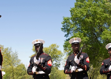 Citizens honor fallen heroes