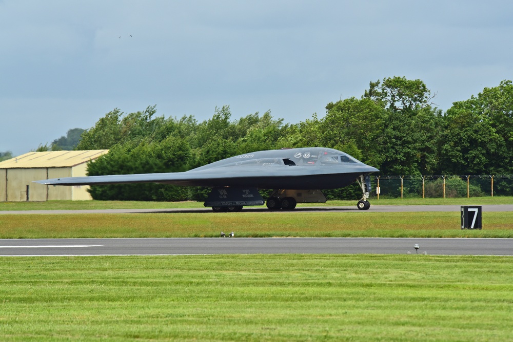 B-2 &quot;Spirit&quot; Stealth Bombers arrive in UK