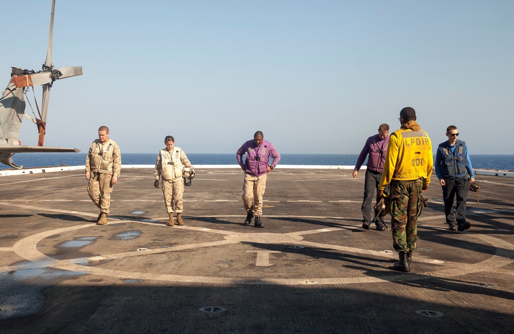 Special Purpose MAGTF-CR-AF visits LPD 19