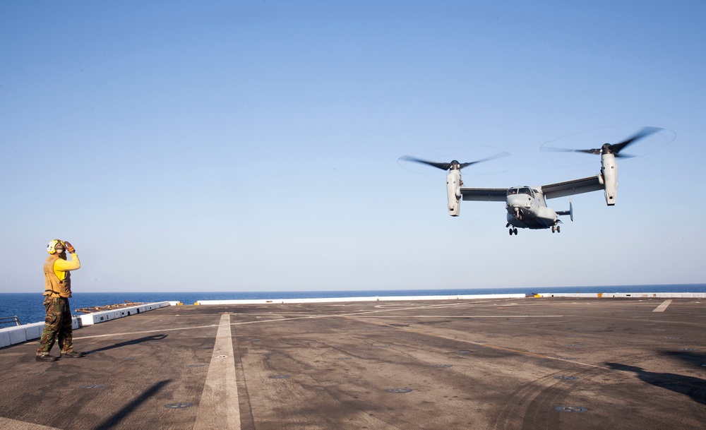 Special Purpose MAGTF-CR-AF visits LPD 19