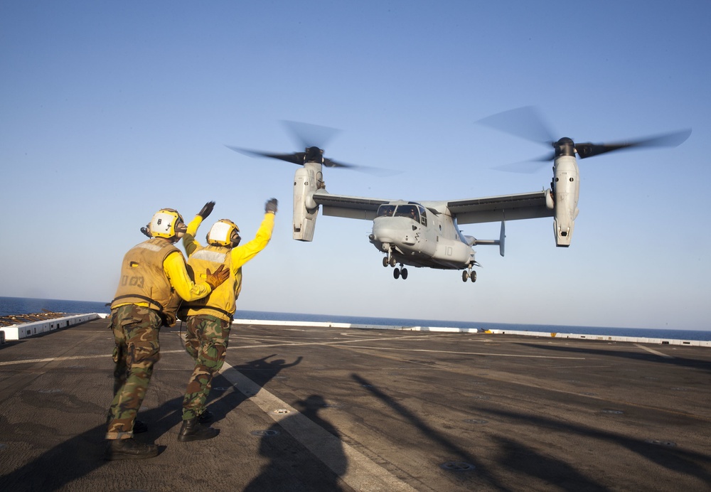 Special Purpose MAGTF-CR-AF visits LPD 19