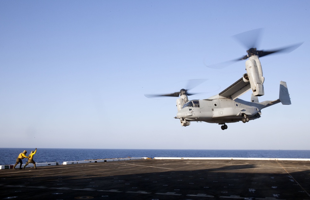 Special Purpose MAGTF-CR-AF visits LPD 19