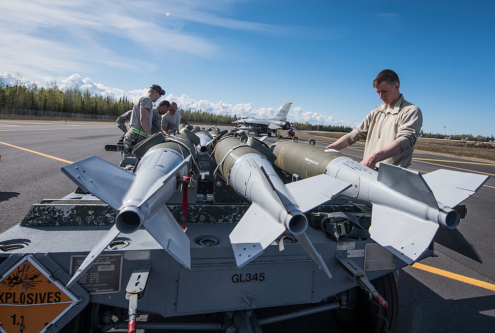Pilots, maintainers prepare for RED FLAG during Distant Frontier