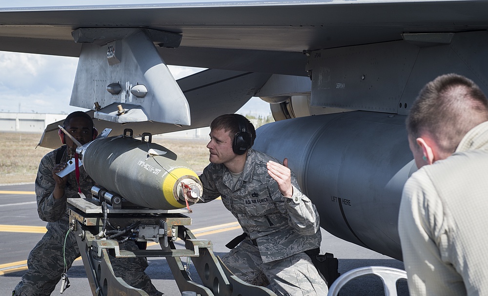 Pilots, maintainers prepare for RED FLAG during Distant Frontier