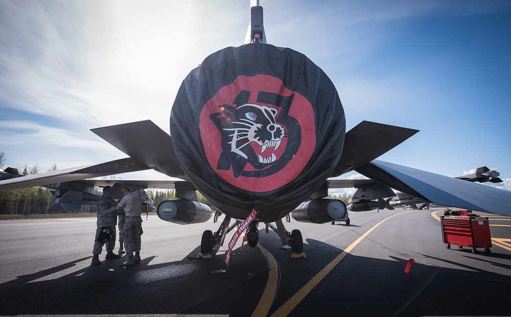 Pilots, maintainers prepare for RED FLAG during Distant Frontier