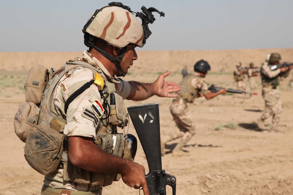 Iraqi soldiers conduct combined arms training