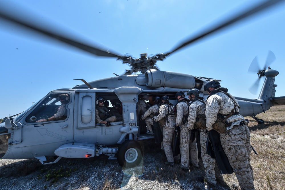 Air Force Special Tactics integrate into Marine Raider training