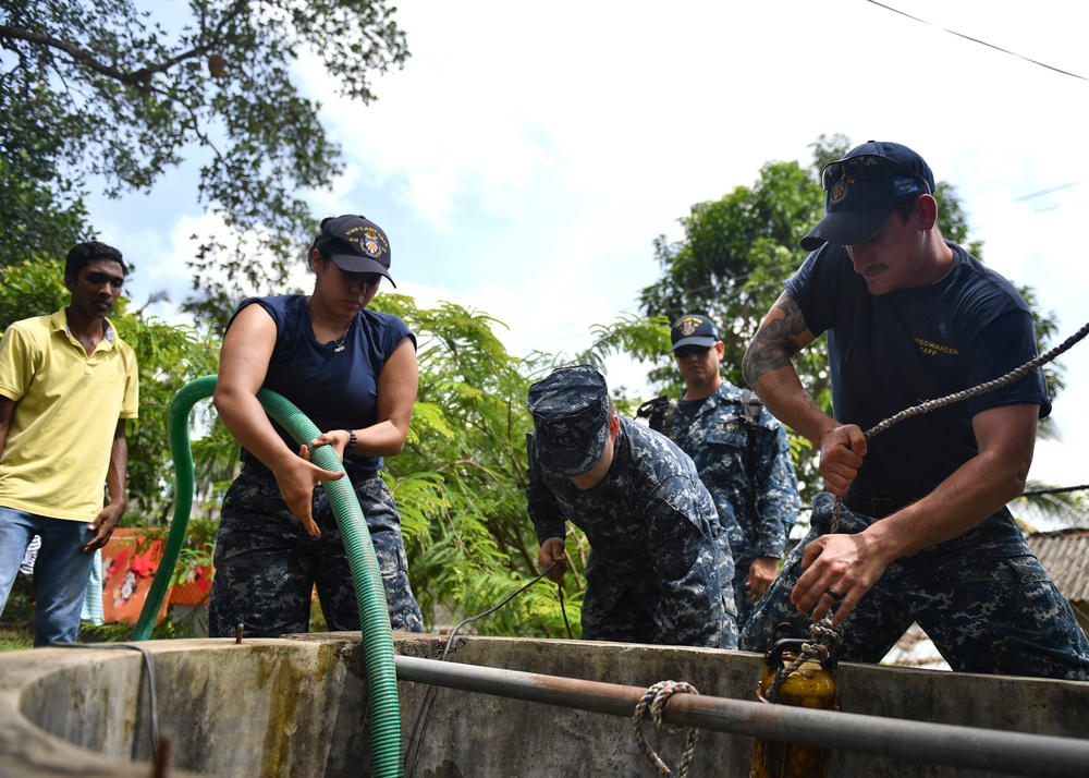 USS Lake Erie (CG 70) provides aid to Sri Lanka