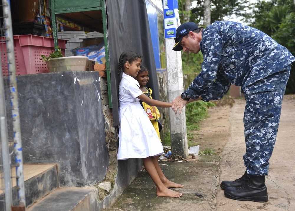 USS Lake Erie (CG 70) Captain interacts with children in Sri Lanka