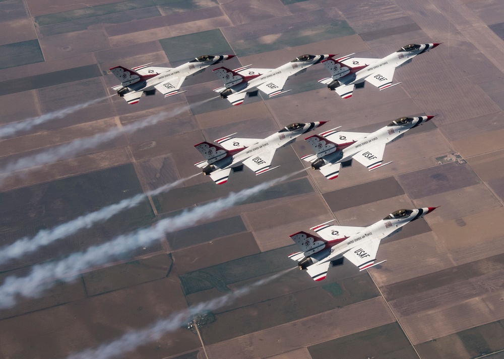 McConnell AFB refuels Thunderbirds