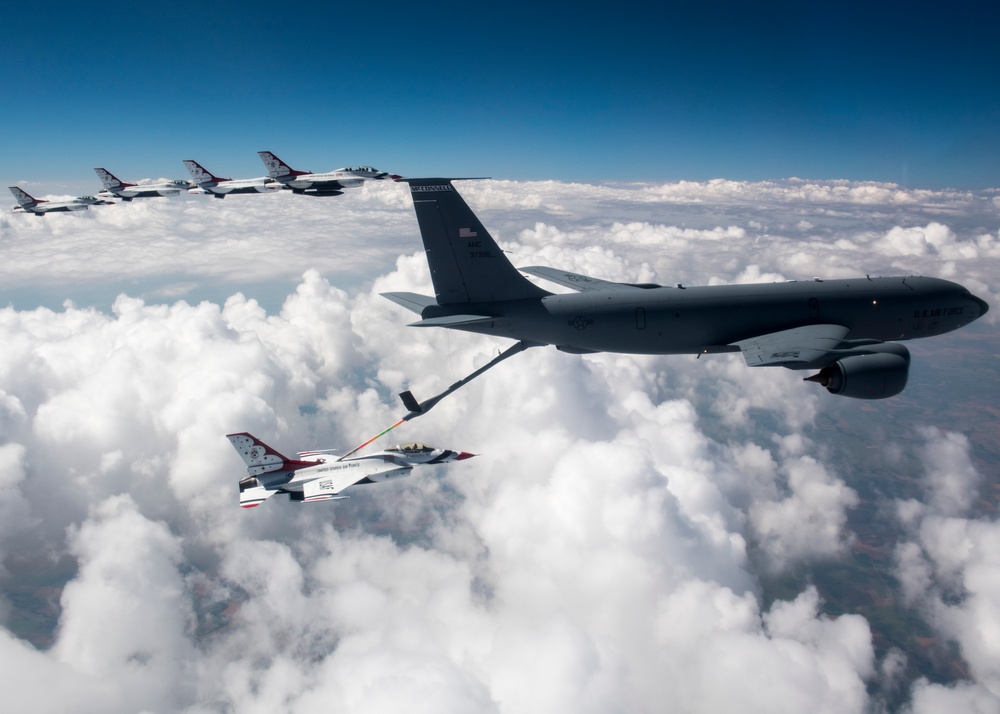 McConnell AFB refuels Thunderbirds