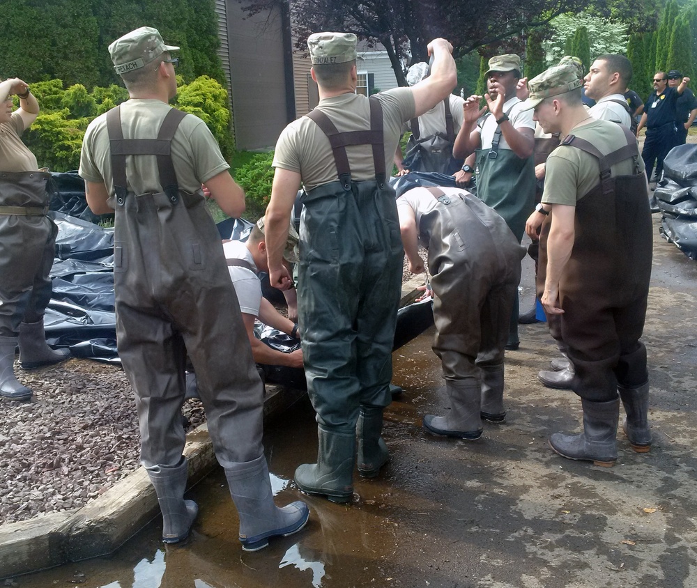 NY Army Guard Soldiers deploy water filled dam to control