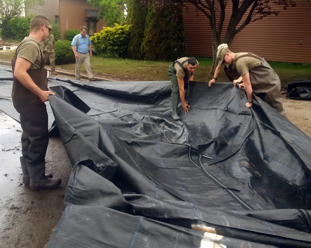 NY Army Guard Soldiers deploy water filled dam to control