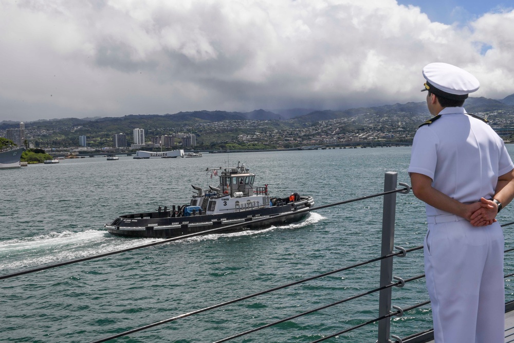 USS Wayne E. Meyer Arrives in Hawaii