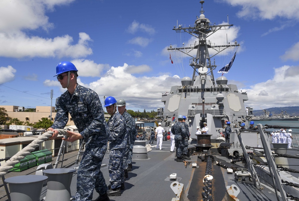 USS Wayne E. Meyer Arrives in Hawaii