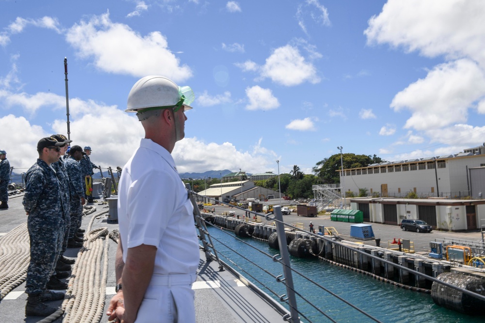 USS Wayne E. Meyer Arrives in Hawaii