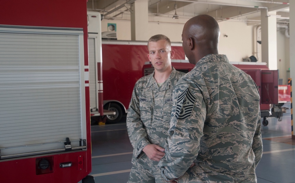 18th CMSAF visits 18th Wing