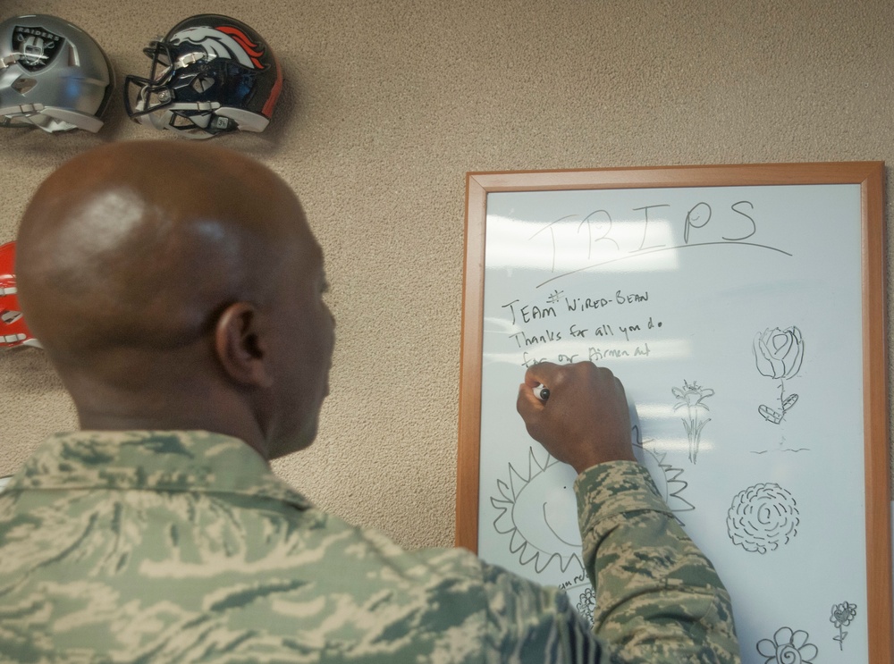 18th CMSAF visits 18th Wing