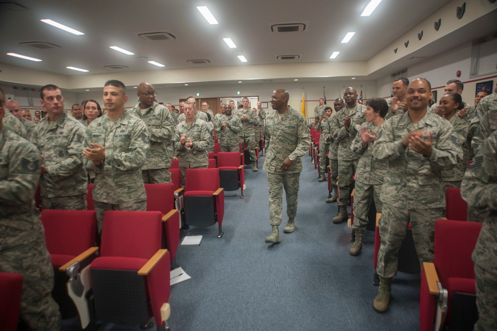 18th CMSAF visits 18th Wing