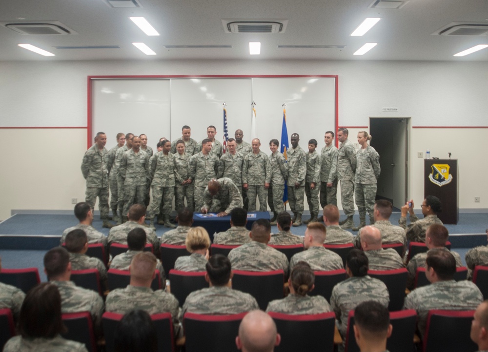 18th CMSAF visits 18th Wing