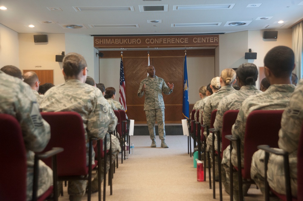 18th CMSAF visits 18th Wing