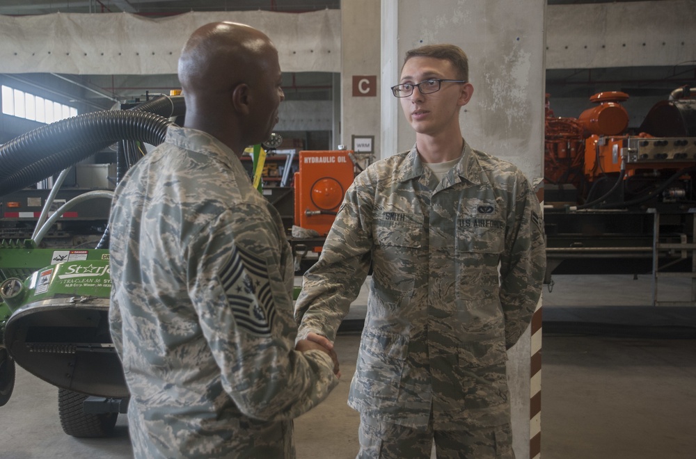 18th CMSAF visits 18th Wing