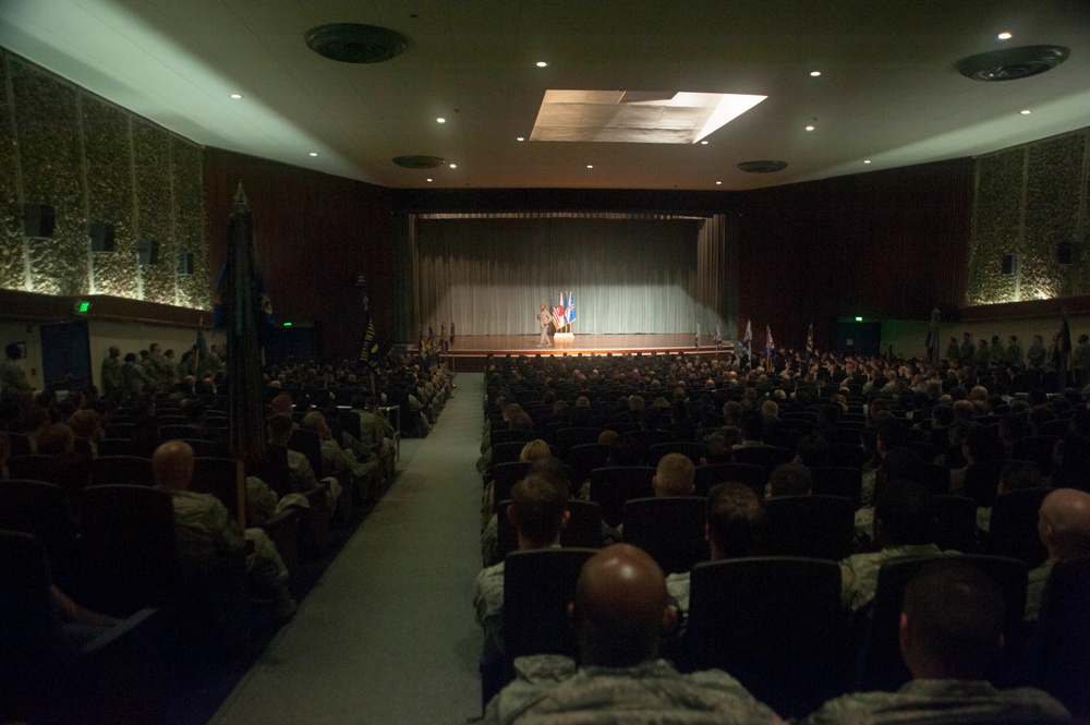 18th CMSAF visits 18th Wing