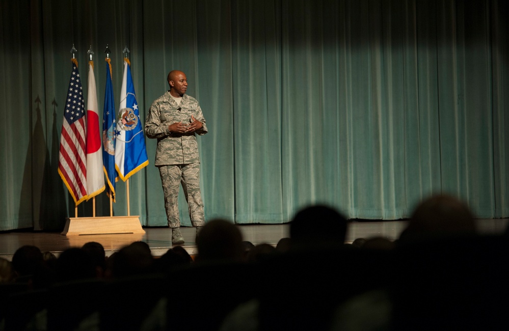 18th CMSAF visits 18th Wing