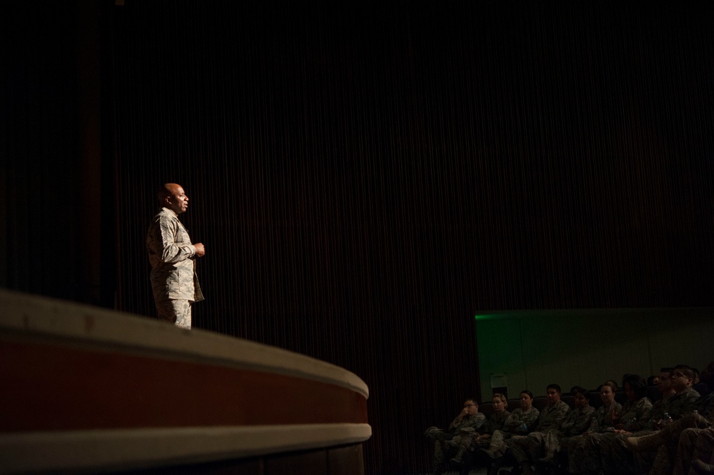 18th CMSAF visits 18th Wing