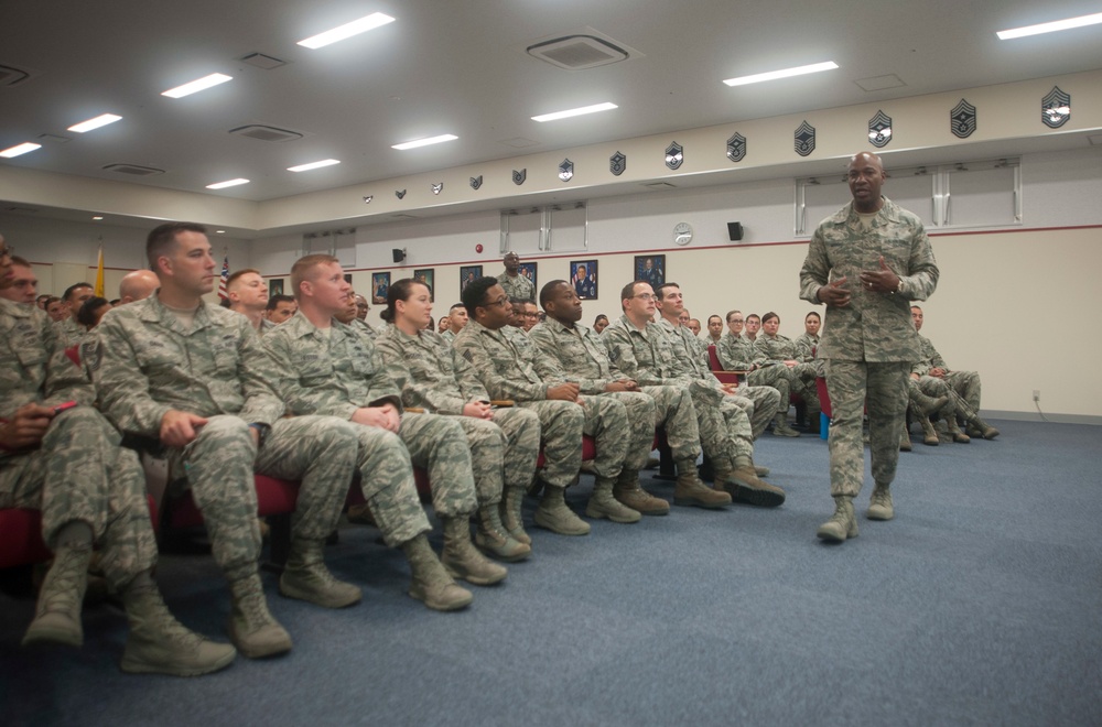 18th CMSAF visits 18th Wing