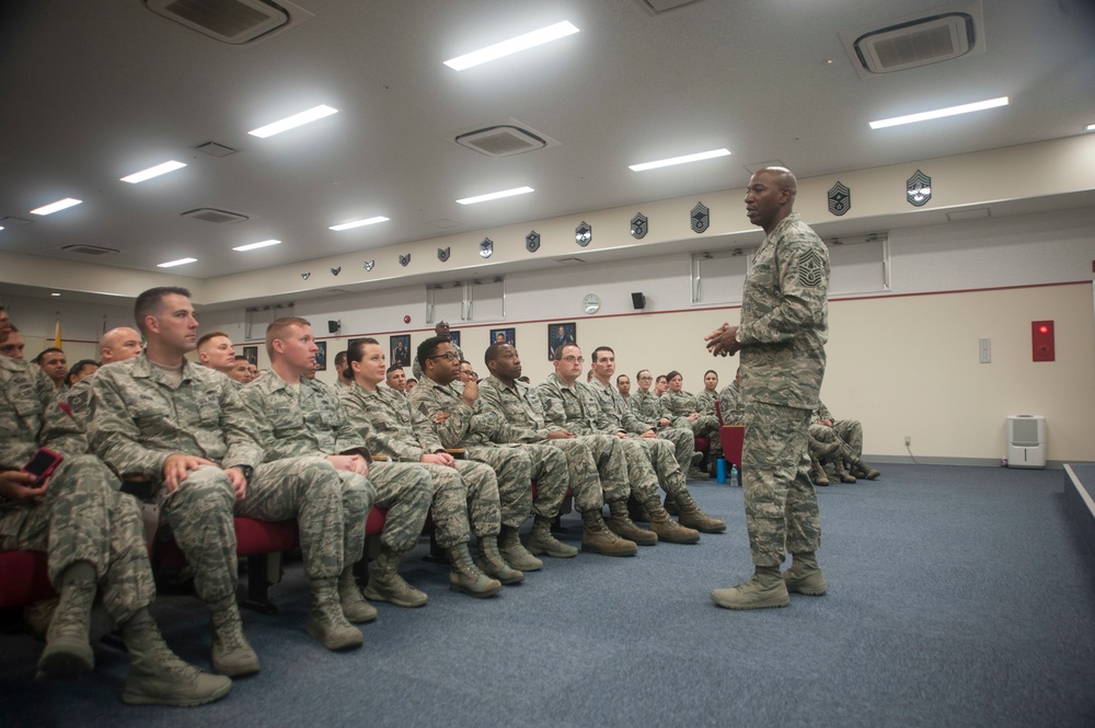 18th CMSAF visits 18th Wing