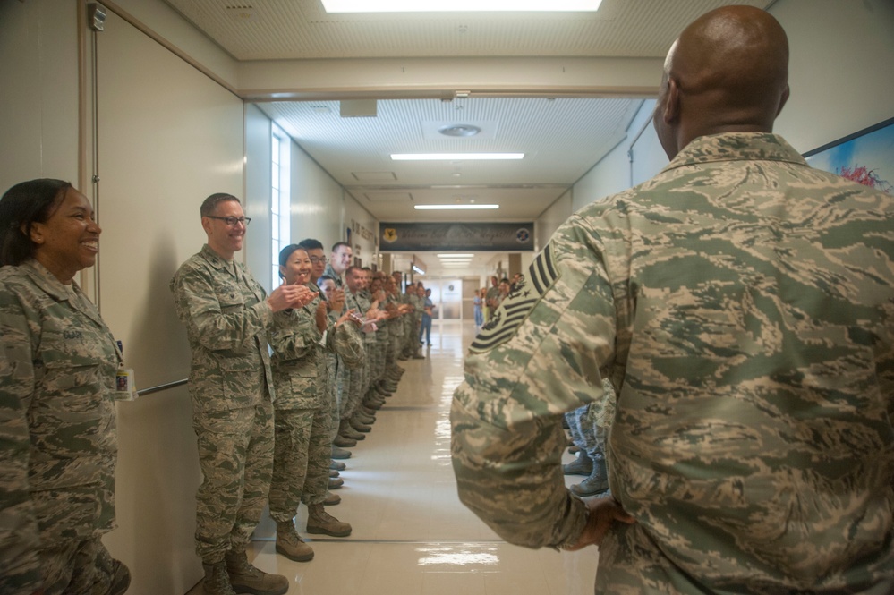 18th CMSAF visits 18th Wing