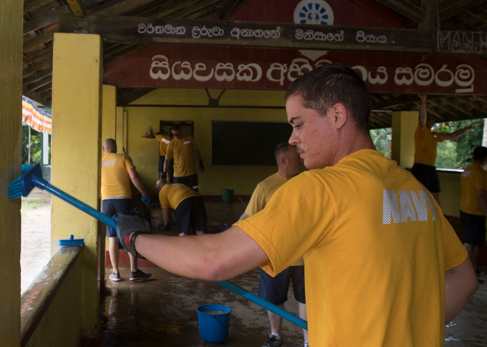 USS Lake Erie (CG 70) Sailors assist in Galle