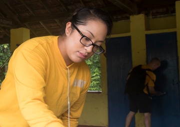 USS Lake Erie (CG 70) Sailors assist in Galle