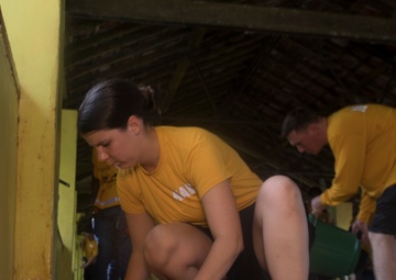 USS Lake Erie (CG 70) Sailors assist in Galle