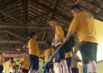 USS Lake Erie (CG 70) Sailors assist in Galle