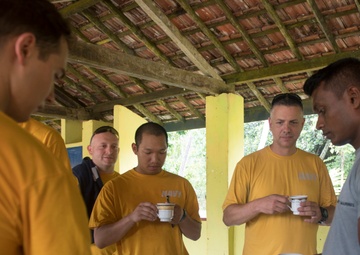 USS Lake Erie (CG 70) recieve tea from Sri Lankan Marine