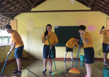 USS Lake Erie (CG 70) Sailors assist in Galle