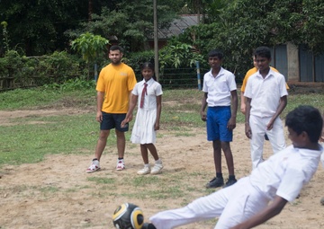 USS Lake Erie (CG 70) Sailors assist in Galle
