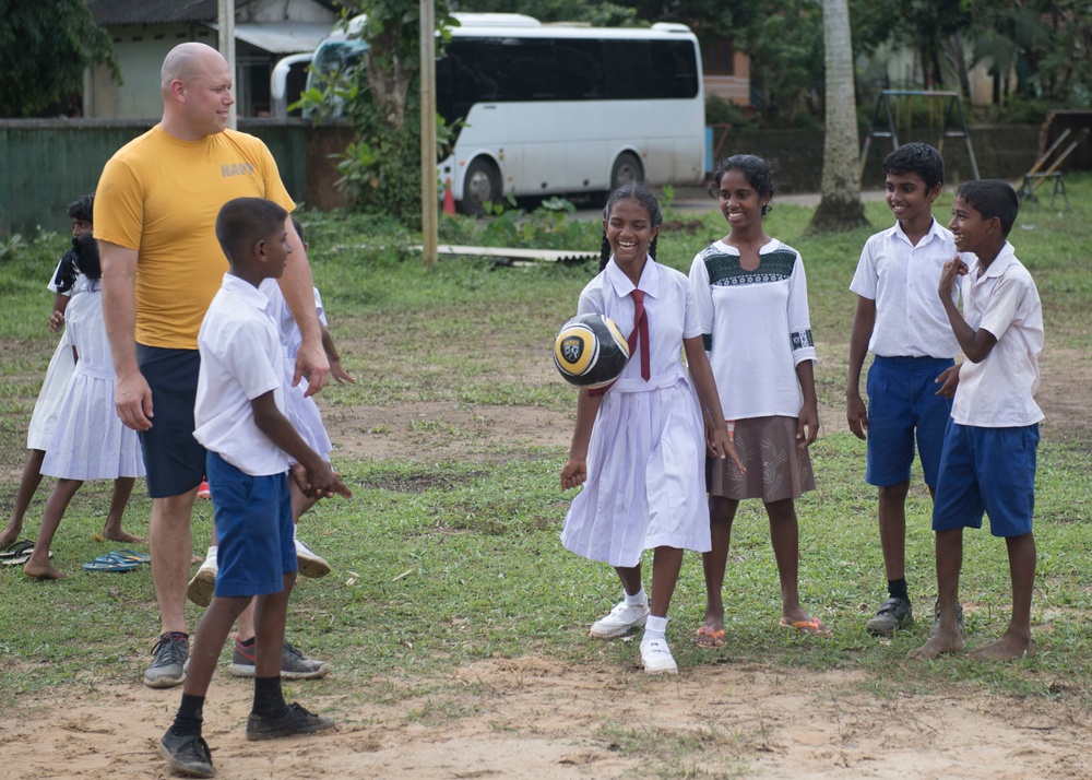 USS Lake Erie (CG 70) Sailors plays volleyball with Sri Lankan students