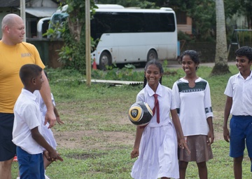 USS Lake Erie (CG 70) Sailors plays volleyball with Sri Lankan students