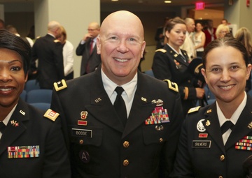 Signal Officers recognized as among the best in the Army; receive MacArthur Leadership Award
