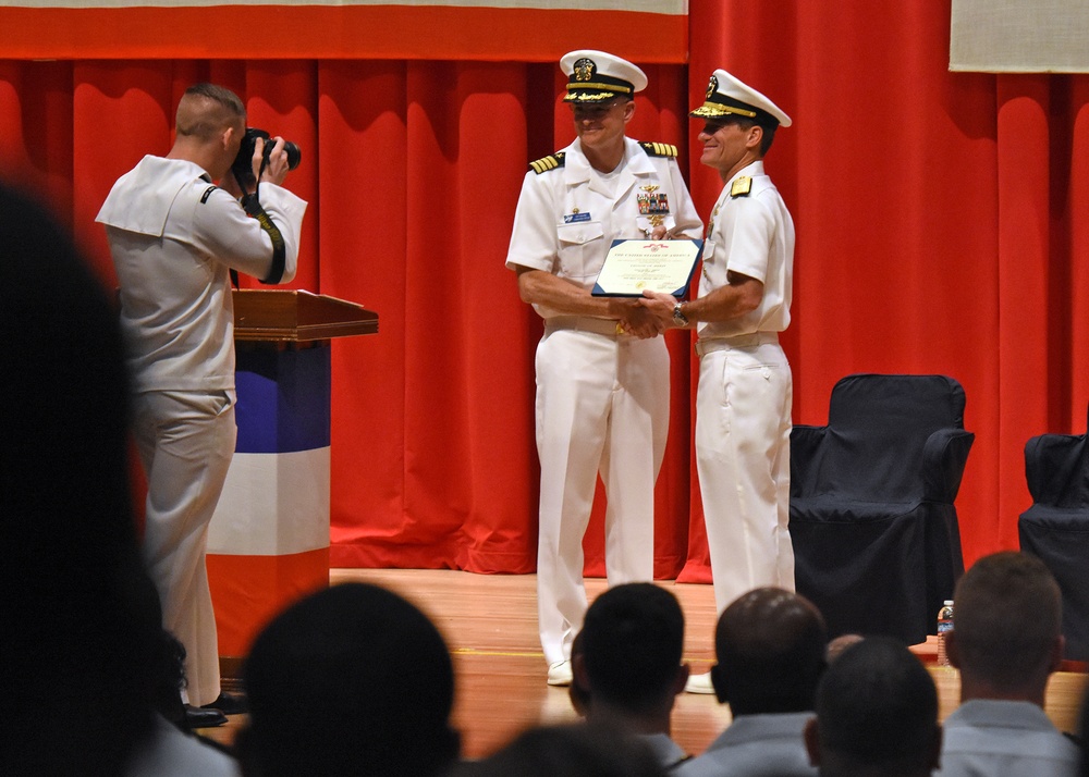 Commander, Amphibious Force 7th Fleet awards Capt. Paradise at Blue Ridge's change of command ceremony.