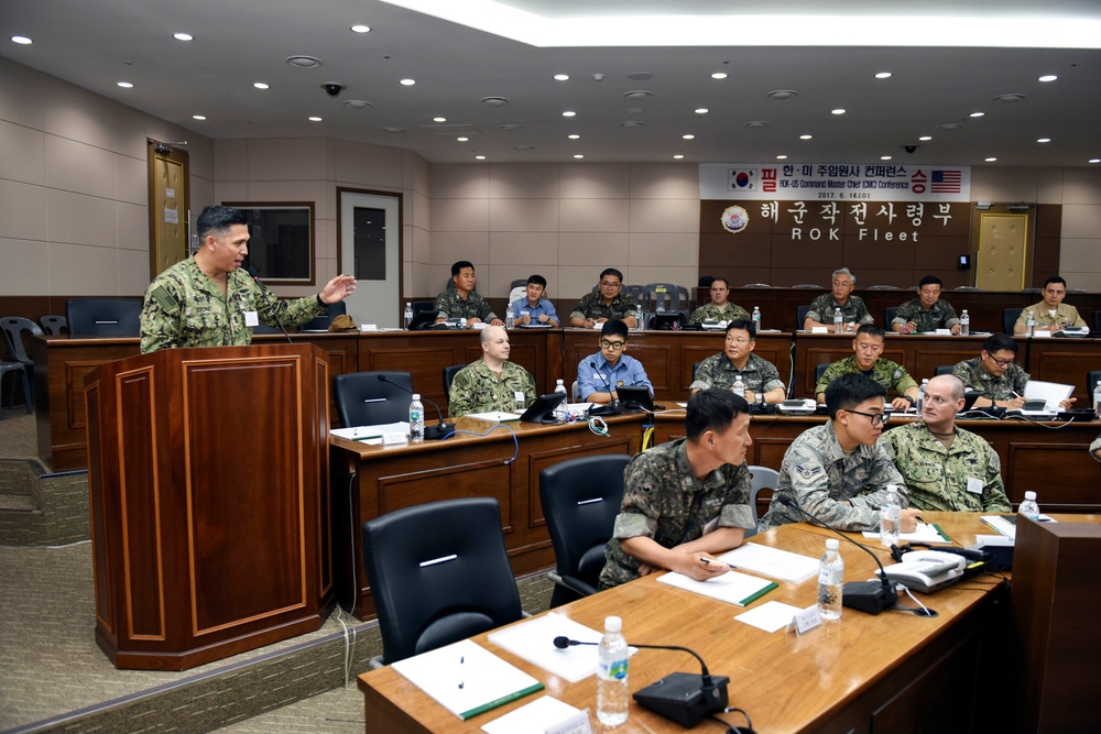 Senior ROK, US Enlisted Discuss Effective Leadership Tactics