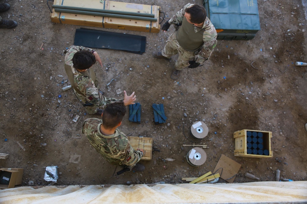 Iraqi Security Forces Breach Training