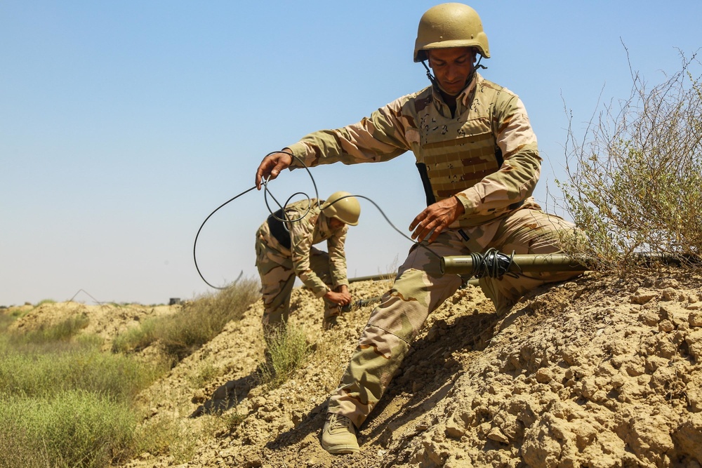 Iraqi Security Forces Breach Training