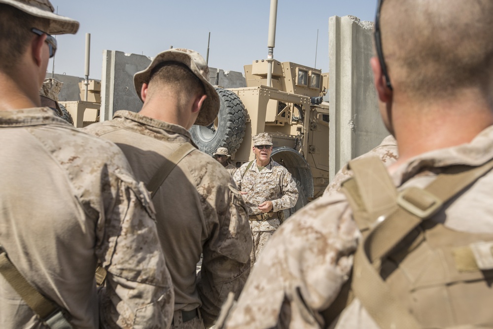 CMC Visits Marines in Iraq