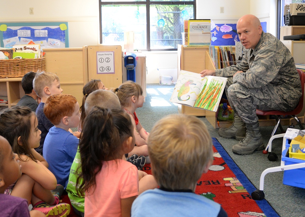 Hund reads to children