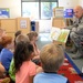 Hund reads to children